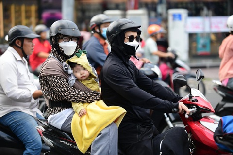 Thị trường sản phẩm mùa nắng nóng 'tăng nhiệt' theo thời tiết- Ảnh 3. Thời trang chống nắng như áo khoác, nón, kính, găng tay... sức mua tăng 20-30% - Ảnh: QUANG ĐỊNH