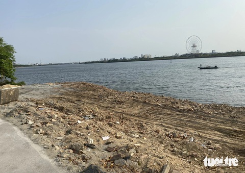 Đã xúc lớp giá hạ đổ trên nền đất cũ ngoài bờ kè sông Hàn- Ảnh 3. Trước đó, phần đất bên ngoài kè sông Hàn bị đổ giá hạ - Ảnh: TRƯỜNG TRUNG