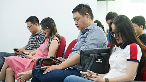 Hacker nhắm vào người dùng iPhone, tài khoản ngân hàng có thể bị chiếm quyền- Ảnh 1. Ngày càng nhiều hình thức tấn công mạng, lừa đảo nhắm đến người dùng iPhone - Ảnh: QUANG ĐỊNH
