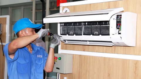 Hội thi giỏi nghề có thêm phần trắc nghiệm tiếng Anh- Ảnh 1. Thí sinh thực hành lắp ráp hoàn chỉnh bộ máy điều hòa phần thi tay nghề điện lạnh - Ảnh: C.T.