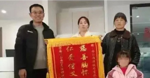Vượt 1.000km để cảm ơn ân nhân bí ẩn- Ảnh 2. Meng cùng mẹ chồng và con gái đã gặp được ông Yu để gửi lời cảm ơn.