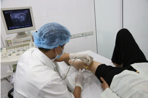 Cách giảm nhanh đau nhức xương khớp khi thay đổi thời tiết- Ảnh 1. Điều trị cho bệnh nhân đau nhức xương khớp - Ảnh minh họa