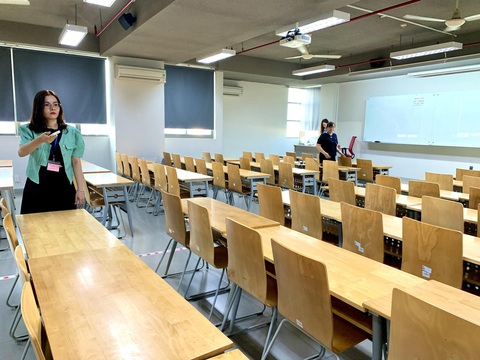 Có gì bên trong hội đồng thi đánh giá năng lực?- Ảnh 5. Cán bộ coi thi kiểm tra phòng thi trước khi gọi thí sinh vào phòng.
