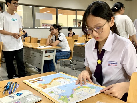 Có gì bên trong hội đồng thi đánh giá năng lực?- Ảnh 1. Thí sinh trước giờ làm bài thi đánh giá năng lực sáng nay 7-4.