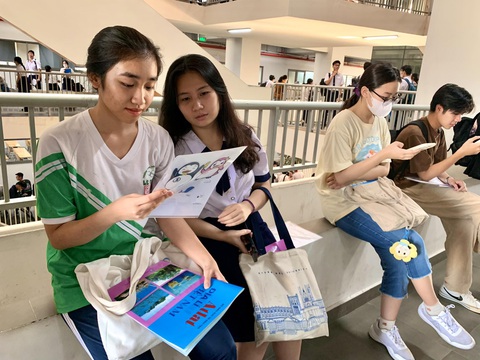 Có gì bên trong hội đồng thi đánh giá năng lực?- Ảnh 2. Thí sinh thoải mái trước giờ thi đánh giá năng lực tại điểm thi Trường đại học Văn Lang sáng 7-4.