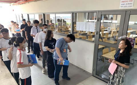 Có gì bên trong hội đồng thi đánh giá năng lực?- Ảnh 7. Thí sinh chuẩn bị vào phòng thi.