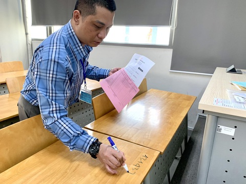 Có gì bên trong hội đồng thi đánh giá năng lực?- Ảnh 6. Ghi số báo danh trên bàn để thí sinh biết vị trí ngồi.
