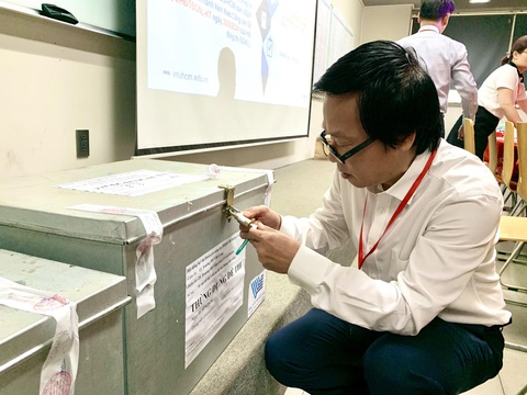 Có gì bên trong hội đồng thi đánh giá năng lực?- Ảnh 11. TS Võ Văn Tuấn - trưởng điểm thi Trường đại học Văn Lang - mở khóa thùng đựng túi đề thi tại phòng hội đồng thi.