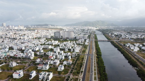 Thanh tra tỉnh Khánh Hòa chuyển cơ quan điều tra 3 vụ việc sai phạm kinh tế- Ảnh 1. Tại Nha Trang (Khánh Hòa), thanh tra đột xuất và phát hiện sai phạm về việc quản lý, sử dụng đất công. Trong ảnh: một góc TP Nha Trang nhìn từ trên cao - Ảnh: TRẦN HƯỚNG