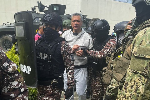 Mexico đòi đưa Ecuador ra tòa quốc tế vì trèo tường vào đại sứ quán bắt người- Ảnh 4. Cựu phó tổng thống Ecuador Jorge Glas bị cảnh sát áp tải sau khi bị bắt từ Đại sứ quán Mexico - Ảnh: AFP
