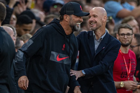 Ten Hag muốn cầu thủ phải tức giận khi đối đầu Liverpool- Ảnh 1. HLV Erik Ten Hag (phải) sẽ gặp lại Liverpool của Jurgen Klopp vào tối nay - Ảnh: PA