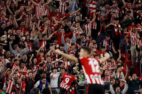 Tin tức thể thao: Arsenal vươn lên đầu bảng, Bilbao đoạt Cúp nhà vua Tây Ban Nha- Ảnh 3. Cầu thủ và cổ động viên Athletic Bilbao ăn mừng sau khi đoạt Cúp nhà vua Tây Ban Nha - Ảnh: REUTERS