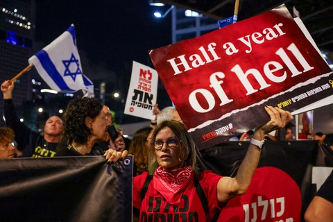 100.000 người Israel đổ xuống đường phố Tel Aviv biểu tình chống chính phủ tối 6-4 - Ảnh: REUTERS 100.000 người Israel đổ xuống đường phố Tel Aviv biểu tình chống chính phủ tối 6-4 - Ảnh: REUTERS