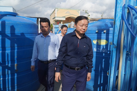 Tiền Giang báo cáo tình hình thiếu nước sinh hoạt phía đông 'chỉ cục bộ một số chỗ'- Ảnh 1. Phó thủ tướng Trần Hồng Hà kiểm tra một hộ dân ở huyện Gò Công Đông về công tác chủ động trữ nước ngọt - Ảnh: MẬU TRƯỜNG