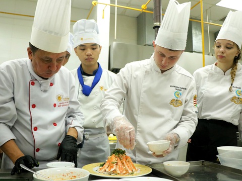 Sang Việt Nam học nghề bếp- Ảnh 1. Zahorán Gábor Tamás (thứ hai từ phải sang) đang làm món gỏi củ hũ dừa tôm thịt - Ảnh: TRỌNG NHÂN