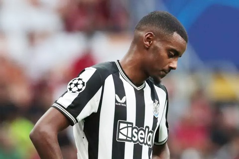 Vụ trộm kỳ lạ ở nhà sao Ngoại hạng Anh Alexander Isak- Ảnh 1. Alexander Isak là cầu thủ Ngoại hạng Anh mới nhất bị trộm 'viếng' nhà - Ảnh: Getty