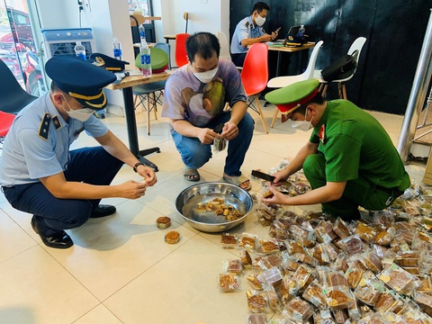 Lực lượng chức năng trong một đợt kiểm tra an toàn thực phẩm ở Lạng Sơn - Ảnh tư liệu: TTXVN Lực lượng chức năng trong một đợt kiểm tra an toàn thực phẩm ở Lạng Sơn - Ảnh tư liệu: TTXVN
