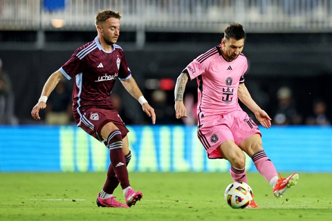 Trở lại sau chấn thương, Messi chỉ mất 11 phút để ghi bàn- Ảnh 1. Messi (áo hồng) thể hiện đẳng cấp vượt trội dù chỉ mới trở lại sau chấn thương - Ảnh: REUTERS