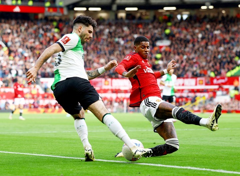 Liverpool và mệnh lệnh phải thắng- Ảnh 1. Liverpool (trái) đang có phong độ vượt trội so với Man United - Ảnh: Reuters