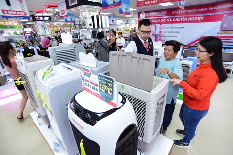 Thị trường sản phẩm mùa nắng nóng 'tăng nhiệt' theo thời tiết- Ảnh 1. Nhiều sản phẩm mùa nóng: máy lạnh, quạt nước... có tính năng tiết kiệm điện được người tiêu dùng ưu tiên lựa chọn - Ảnh: QUANG ĐỊNH