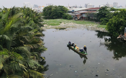 TP.HCM làm gì để ‘cứu’ môi trường nước, chống ngập?- Ảnh 1. TP.HCM đang triển khai nhiều đồ án quy hoạch, chương trình để cứu môi trường nước, chống ngập và cấp nước sạch cho người dân - Ảnh: LÊ PHAN