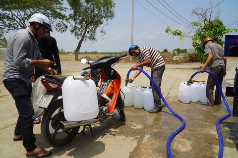 Tiền Giang báo cáo tình hình thiếu nước sinh hoạt phía đông 'chỉ cục bộ một số chỗ'- Ảnh 2. Người dân hứng nước tại một điểm cho nước ở huyện Gò Công Đông - Ảnh: MẬU TRƯỜNG