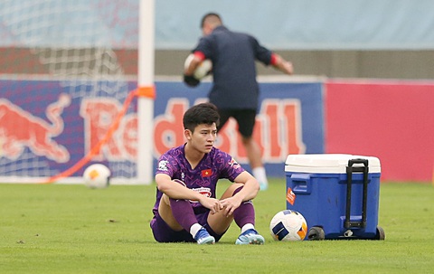 VCK U23 châu Á 2024: U23 Việt Nam mang niềm tin sang Qatar- Ảnh 4. Phan Tuấn Tài chấn thương, lỡ hẹn với VCK U23 châu Á 2024 - Ảnh: HOÀNG TÙNG