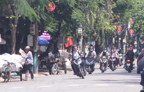 Người dân ủng hộ công an hóa trang, ghi hình bắt quái xế- Ảnh 1. Người dân ủng hộ công an hóa trang, quay phim, chụp hình xử lý quái xế ở TP Quảng Ngãi - Ảnh: TRẦN MAI