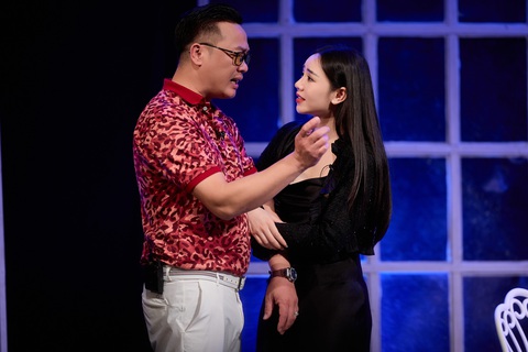 Quỳnh Kool (phải) vào vai Sam, lần hiếm hoi diễn trên sân khấu Nhà hát Tuổi trẻ - Ảnh: Nhà hát Tuổi Trẻ Quỳnh Kool (phải) vào vai Sam, lần hiếm hoi diễn trên sân khấu Nhà hát Tuổi trẻ - Ảnh: Nhà hát Tuổi Trẻ