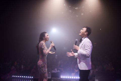 Hồ Quỳnh Hương song ca với Lê Việt Anh bài Hồ Quỳnh Hương song ca với Lê Việt Anh bài 'Anh', sáng tác của nhạc sĩ Xuân Phương. Cô còn 'ga lăng' nhường anh hát bài 'Bức thư tình thứ hai' từng gắn với tên tuổi mình.