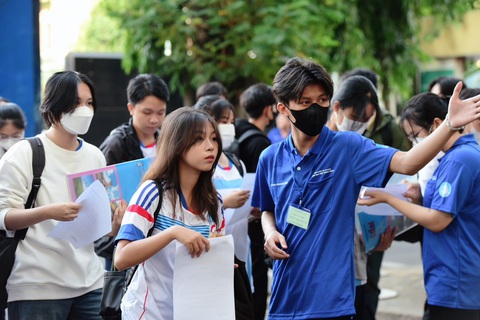 Thí sinh được hướng dẫn phòng thi tại điểm thi Trường ĐH Bách khoa - Ảnh: DUYÊN PHAN Thí sinh được tình nguyện viên hướng dẫn đến phòng thi tại điểm thi Trường ĐH Bách khoa - Ảnh: DUYÊN PHAN