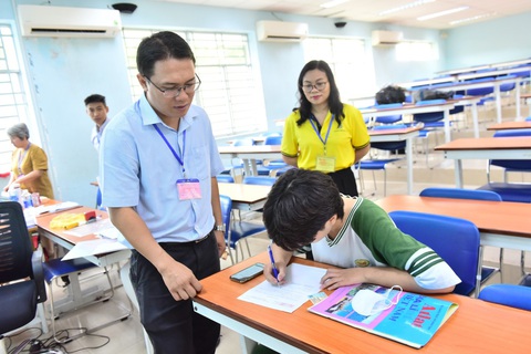 Tại điểm thi Trường ĐH Bách khoa, đến khoảng 7h30 ghi nhận 1 trường hợp quên giấy tờ thi, các thầy cô hỗ trợ viết giấy cam đoan trước khi vào phòng thi - Ảnh: DUYÊN PHAN Tại điểm thi Trường ĐH Bách khoa, đến khoảng 7h30 ghi nhận 1 trường hợp quên giấy tờ thi, các thầy cô hỗ trợ làm giấy cam đoan trước khi vào phòng thi - Ảnh: DUYÊN PHAN