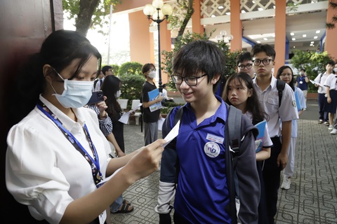Thí sinh dự thi đánh giá năng lực 'đông nhất lịch sử'- Ảnh 10. Thí sinh chờ giám thị gọi tên vào phòng thi - Ảnh: NHƯ HÙNG