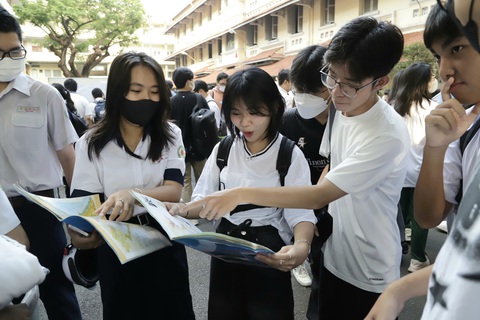 Thí sinh dự thi đánh giá năng lực 'đông nhất lịch sử'- Ảnh 2. Thí sinh tham dự kỳ thi đánh giá năng lực của Đại học Quốc gia TP.HCM sáng 7-4. Ảnh: NHƯ HÙNG