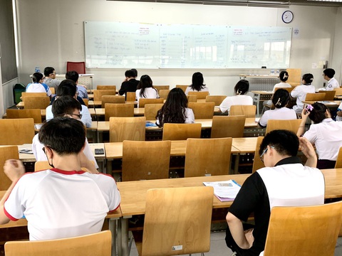 Có gì bên trong hội đồng thi đánh giá năng lực?- Ảnh 13. Thí sinh trước giờ làm bài thi đánh giá năng lực. 8h30 bắt đầu làm bài; 11h hết giờ làm bài