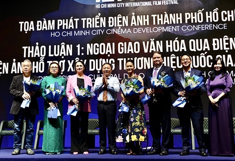 Các diễn giả khách mời nhận hoa từ ông Dương Anh Đức, phó chủ tịch UBND TP.HCM - Ảnh: T.T.D Các diễn giả khách mời nhận hoa từ ông Dương Anh Đức, phó chủ tịch UBND TP.HCM - Ảnh: T.T.D