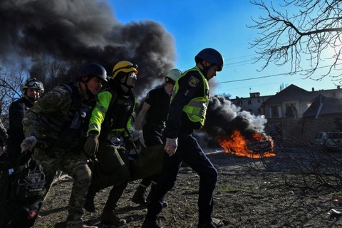Ukraine tố Nga tấn công vùng Zaporizhzhia, làm chết 3 dân thường- Ảnh 1. Các nhân viên cấp cứu khiêng một người phụ nữ bị thương sau một cuộc tấn công của Nga ở Zaporizhzhia, Ukraine, ngày 5-4 - Ảnh: REUTERS