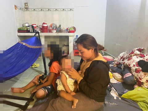 Nhiều lực lượng tìm kiếm vẫn chưa có tung tích hai bé bán kẹo bị lạc gần phố đi bộ Nguyễn Huệ- Ảnh 2. Chị Nguyễn Thị Chi đã gọi điện cho hai bên gia đình nhưng đều không thấy tung tích hai con thất lạc - Ảnh: KHẮC HIẾU