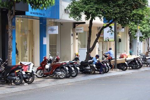 Hiện trạng các tuyến đường quận 1, quận 10 và quận 11 đề xuất thu phí vỉa hè- Ảnh 3. Các cửa hàng ở quận 1 đều có nhu cầu sử dụng vỉa hè mặt tiền trông, giữ xe. Họ ủng hộ việc thu phí vỉa hè hợp lý để đảm bảo trật tự đô thị trong thời gian tới - Ảnh: THU DUNG
