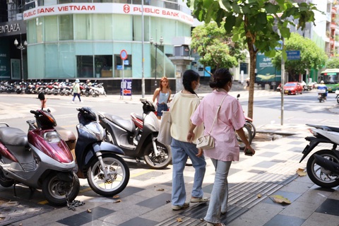 Hiện trạng các tuyến đường quận 1, quận 10 và quận 11 đề xuất thu phí vỉa hè- Ảnh 2. Những tuyến đủ điều kiện thu phí sử dụng vỉa hè đều đảm bảo phần vỉa hè còn lại dành cho người đi bộ rộng tối thiểu 1,5m, thông suốt liên tục - Ảnh: NGỌC QUÝ