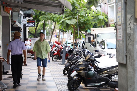 Hiện trạng các tuyến đường quận 1, quận 10 và quận 11 đề xuất thu phí vỉa hè- Ảnh 1. Nhiều tuyến đường quận 1 đã được kẻ vạch vàng. Trong ảnh: Xe máy được xếp gọn trong vạch kẻ trên vỉa hè đường Nguyễn Trãi - Ảnh: NGỌC QUÝ