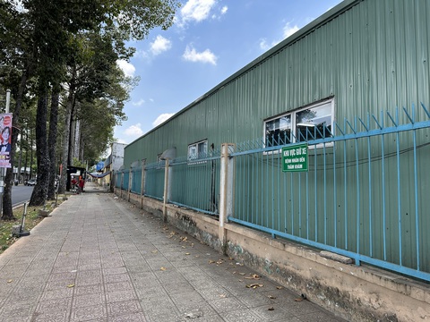 Hiện trạng các tuyến đường quận 1, quận 10 và quận 11 đề xuất thu phí vỉa hè- Ảnh 5. Chiều 7-4, Tuổi Trẻ Online ghi nhận xung quanh Bệnh viện Trưng Vương, vỉa hè đã được chỉnh trang gọn gàng, các bãi xe tự phát