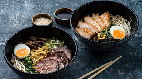 Tại sao mì ramen làm thực khách khắp thế giới say mê đến thế?- Ảnh 4. Tại Nhật Bản, ramen không chỉ là một món ăn mà còn là một biểu tượng văn hóa và sự sáng tạo - Ảnh: Shutterstock