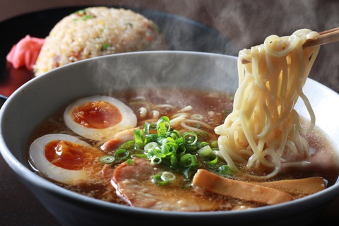 Tại sao mì ramen làm thực khách khắp thế giới say mê đến thế?- Ảnh 2. Nguyên liệu chính của một tô mì ramen gồm sợi mì ramen, nước dùng, và đồ ăn kèm. Nhưng đằng sau mỗi thành phần chính ấy lại là rất nhiều những nguyên liệu khác - Ảnh: iStock
