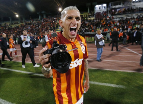 Vì sao CLB Fenerbahce bỏ ngang trận Siêu cúp Thổ Nhĩ Kỳ khi mới đá 1 phút?- Ảnh 1. Galatasaray giành Siêu cúp Thổ Nhĩ Kỳ sau khi Fenerbahce bỏ dở trận đấu - Ảnh: REUTERS