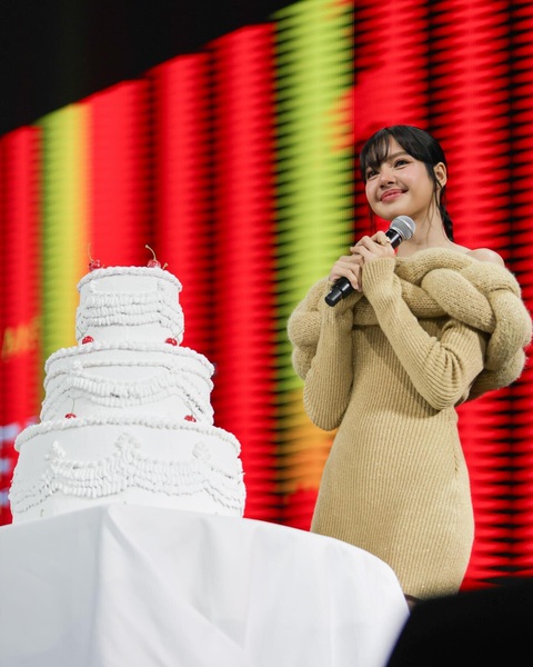 'Vã mồ hôi' với thời trang phang thời tiết của Lisa- Ảnh 1. Lisa xuất hiện với chiếc váy len 'nóng bỏng', nữ idol rơi nước mắt khi được fan tặng chiếc bánh kem siêu to khổng lồ.