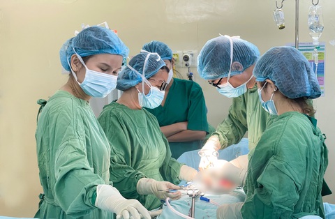 Phát hiện u buồng trứng ác tính hiếm gặp trên bệnh nhân trẻ ở Đà Nẵng- Ảnh 1. TS.BS Phan Gia Anh Bảo cùng ekip phẫu thuật cho bệnh nhân