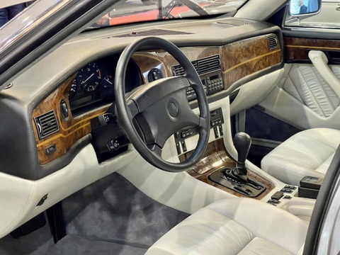BMW 7-Series từng thử động cơ 'ngang Bugatti', nhưng phải bỏ- Ảnh 5. Nội thất xe nhìn vẫn toát lên nét sang trọng nhờ chất liệu gỗ và lựa chọn phối màu hợp lý - Ảnh: BMW