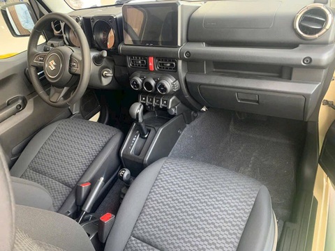 Tin tức giá xe: Suzuki Jimny 2024 loạn giá tại các đại lý- Ảnh 7. Nội thất Suzuki Jimny khá đơn giản so với mức giá khoảng 800 triệu đồng. Đồng hồ dạng analog kết hợp màn hình đơn sắc. Màn hình trung tâm kích thước 7 inch dạng nổi. Núm chỉnh điều hòa dạng xoay giống trên Swift. Xe có 4 chỗ ngồi và do chỉ có 3 cửa, người ngồi sau phải đi vào xe qua cửa trước - Ảnh: Đại lý Suzuki