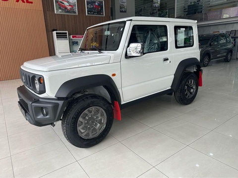 Tin tức giá xe: Suzuki Jimny 2024 loạn giá tại các đại lý- Ảnh 5. Suzuki Jimny có thiết kế hoài cổ với cụm đèn chiếu sáng tròn, bên trong là LED dạng projector. Đèn sương mù là halogen. Xi nhan gắn ở tai xe thay vì ở gương - Ảnh: Đại lý Suzuki